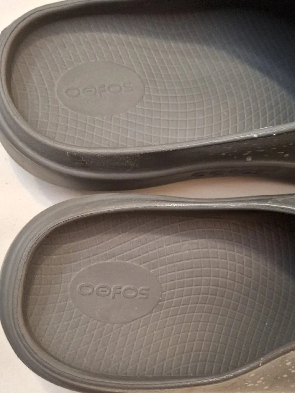 OOFOS Men's Black Slip-On Clogs with Silver Speckle. Great Almost New Casual